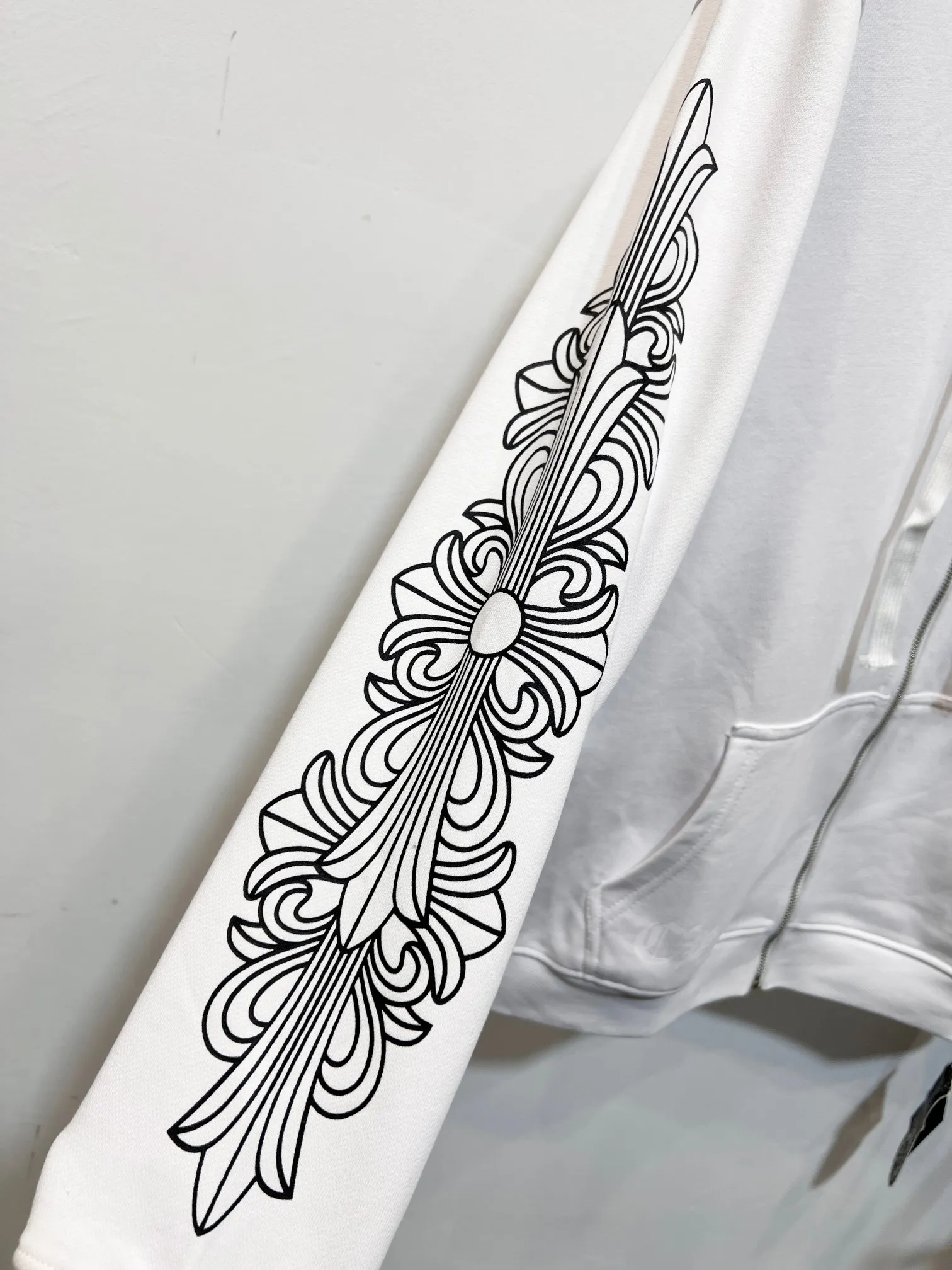 P260 (high quality) Style number: (G002) ChromeHearts 25 early autumn floral arm horseshoe hooded sweatshirt Sanskrit letter rattan flower cross horseshoe hooded sweatshirt The fabric is made of 440g pure cotton terry with matching threads Imported printing Original customization Hardware Color: White Size: S-XL